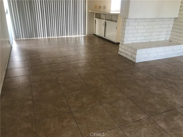 Large 18"x18" tile flooring in living room, dining room, & kitchen.