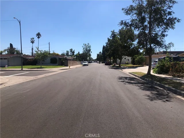 A nice street that is recently paved.