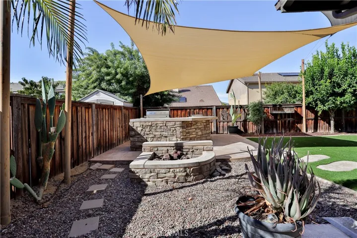 Firepit and outdoor kitchen / grill