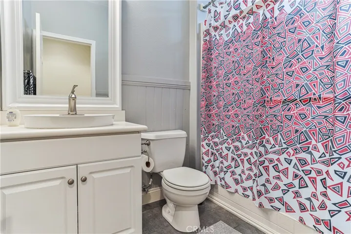 Main floor full bathroom
