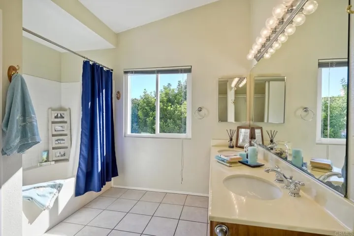 1102 La Tortuga Dr, Vista, California 92081