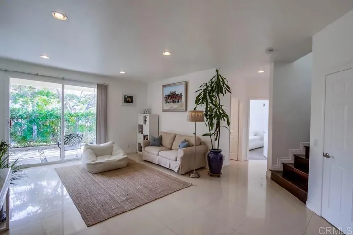 6077 Abbottswood, La Jolla, California 92037
