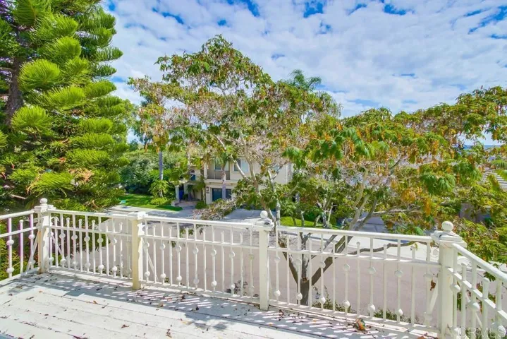 6077 Abbottswood, La Jolla, California 92037