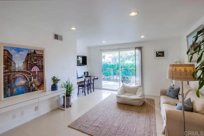 6077 Abbottswood, La Jolla, California 92037