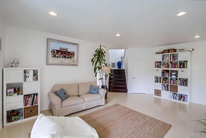 6077 Abbottswood, La Jolla, California 92037