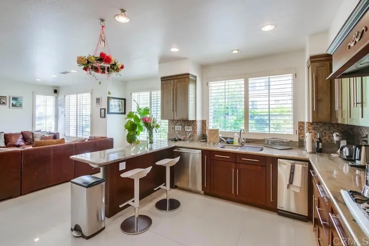 6077 Abbottswood, La Jolla, California 92037