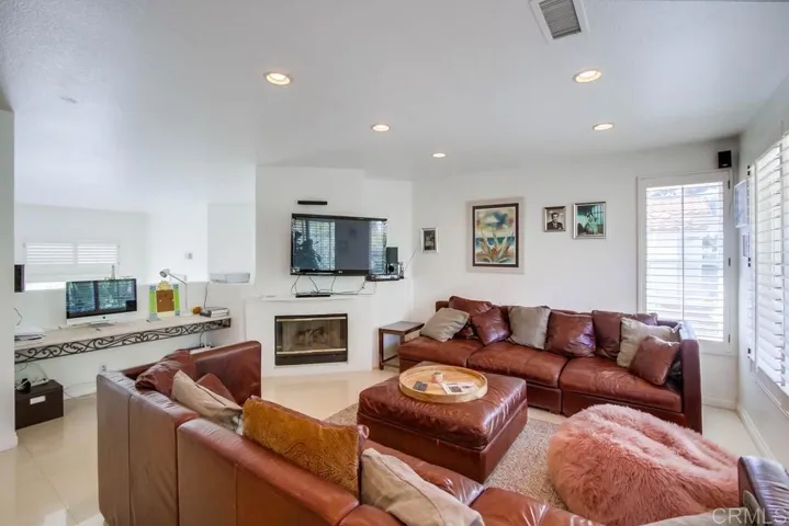 6077 Abbottswood, La Jolla, California 92037