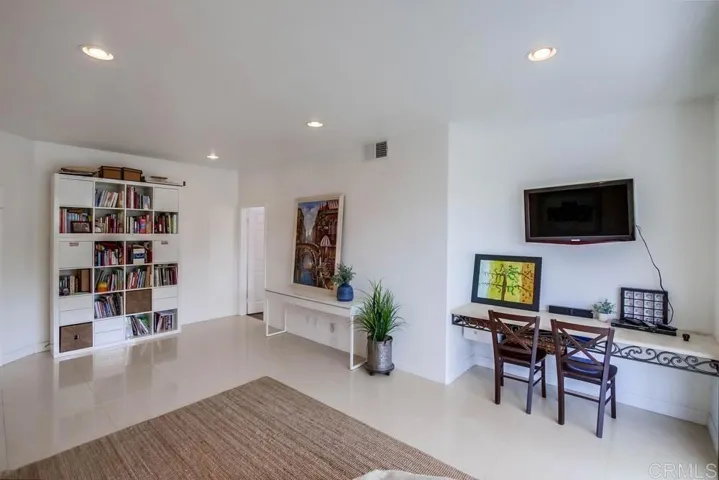 6077 Abbottswood, La Jolla, California 92037