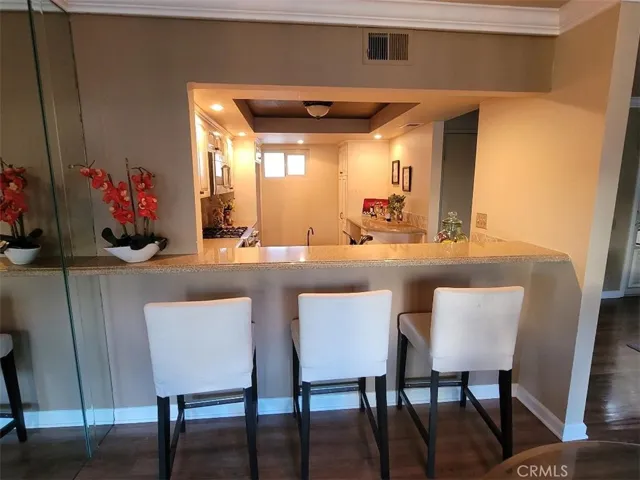 Countertop with room for stools/chairs for additional eating space