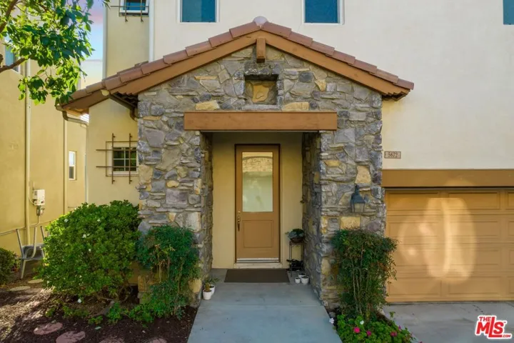 5672 Como Circle, Woodland Hills, California 91367
