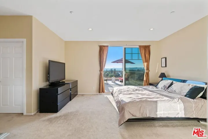 5672 Como Circle, Woodland Hills, California 91367