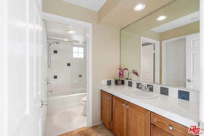 5672 Como Circle, Woodland Hills, California 91367