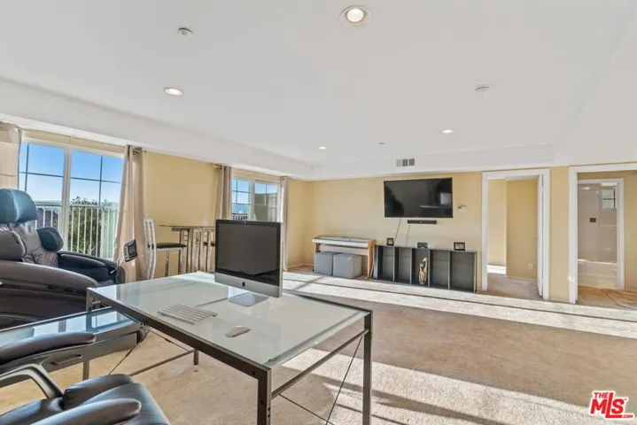 5672 Como Circle, Woodland Hills, California 91367