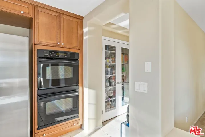 5672 Como Circle, Woodland Hills, California 91367