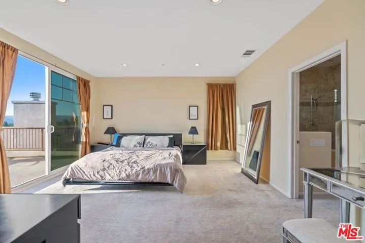5672 Como Circle, Woodland Hills, California 91367