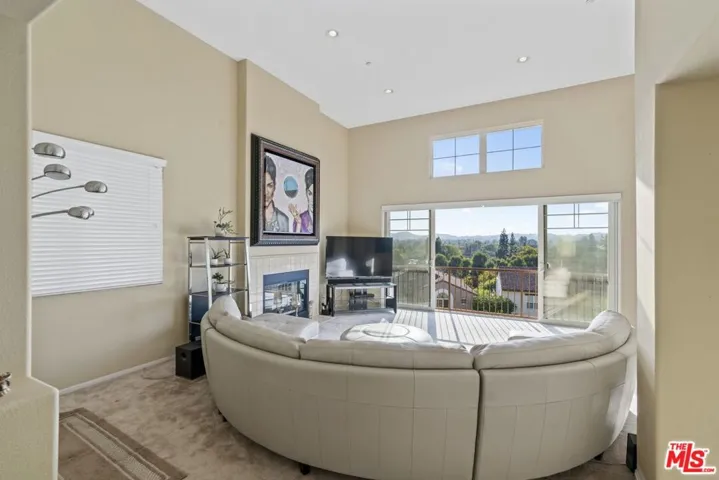 5672 Como Circle, Woodland Hills, California 91367