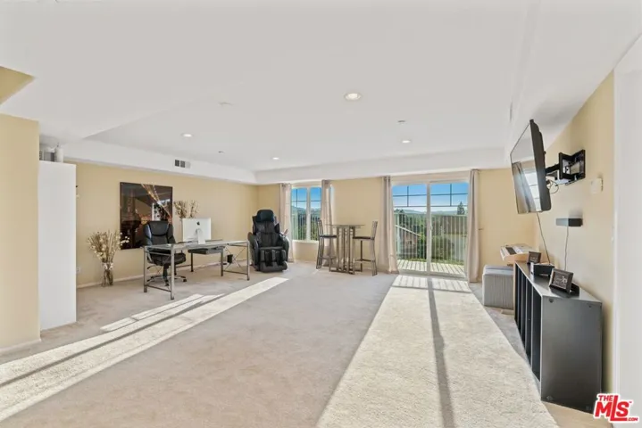 5672 Como Circle, Woodland Hills, California 91367