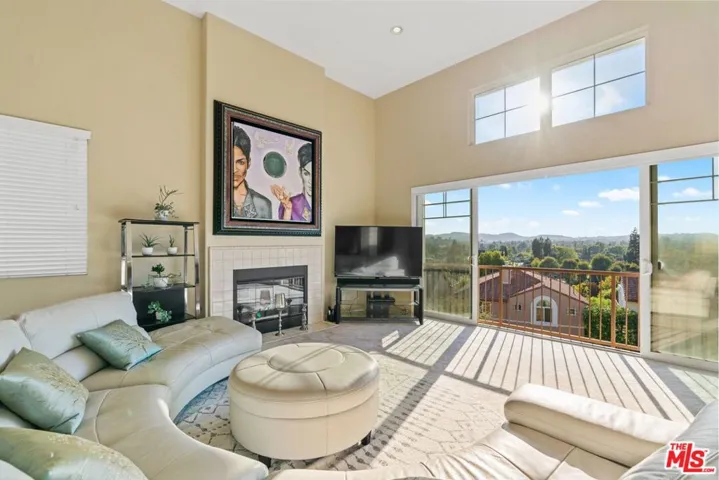 5672 Como Circle, Woodland Hills, California 91367