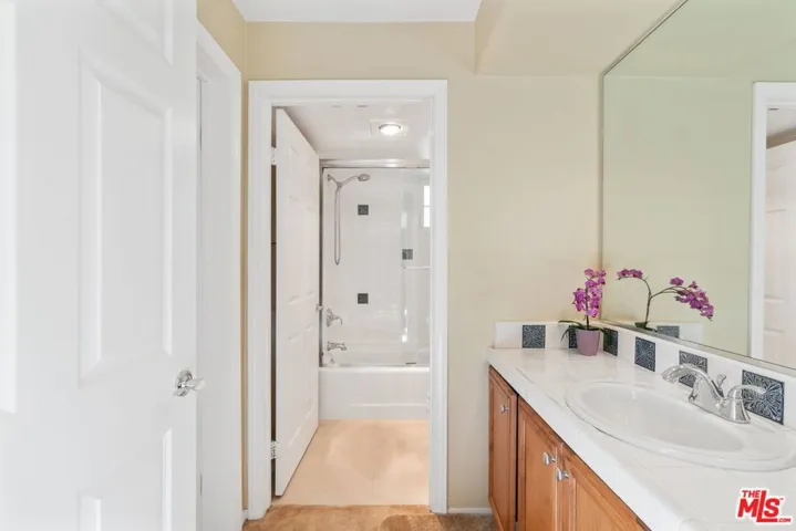 5672 Como Circle, Woodland Hills, California 91367