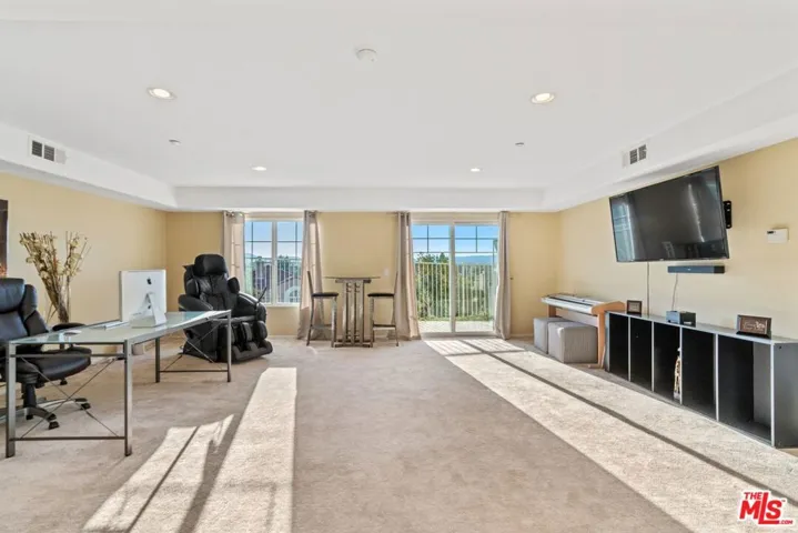 5672 Como Circle, Woodland Hills, California 91367