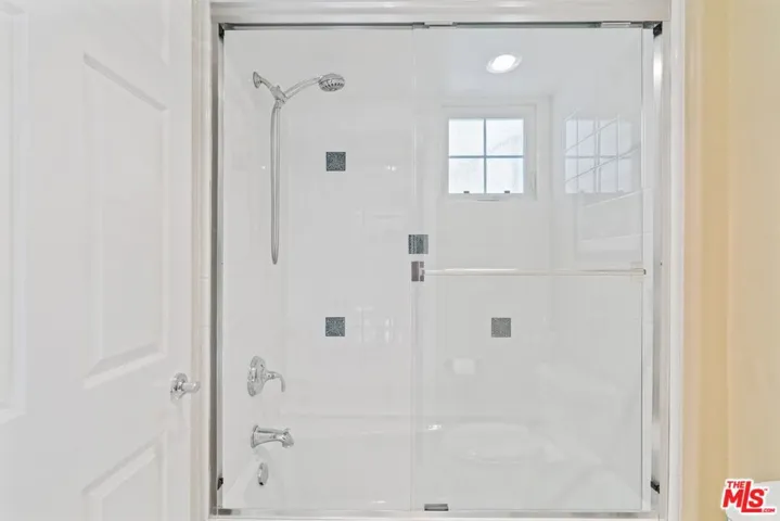 5672 Como Circle, Woodland Hills, California 91367