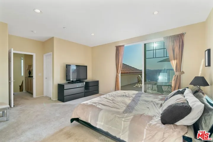 5672 Como Circle, Woodland Hills, California 91367