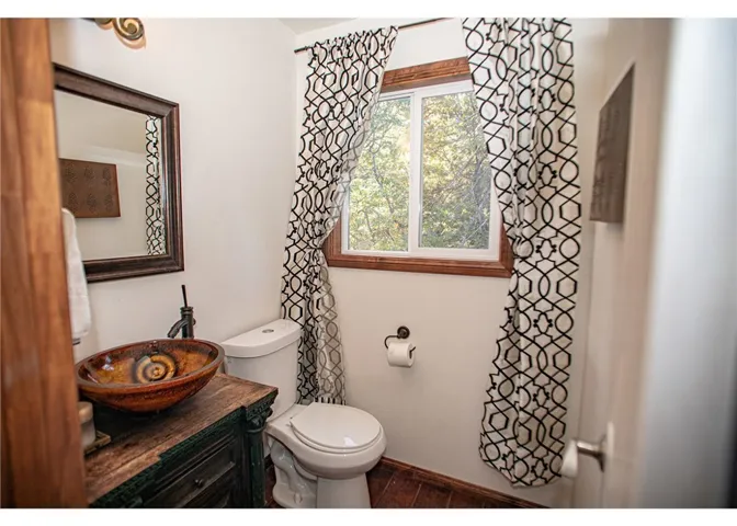 944 Mecham Drive, Lake Arrowhead, California 92352