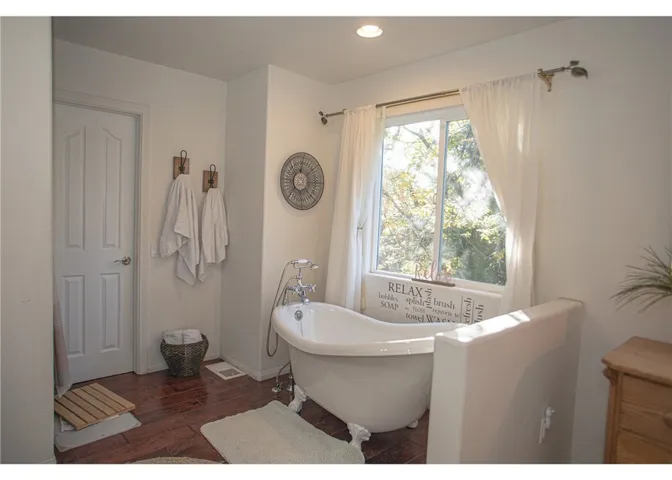 944 Mecham Drive, Lake Arrowhead, California 92352