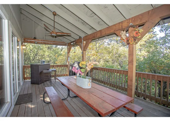 944 Mecham Drive, Lake Arrowhead, California 92352