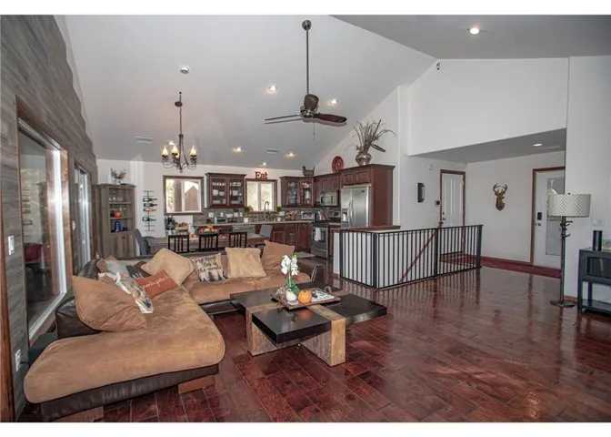 944 Mecham Drive, Lake Arrowhead, California 92352