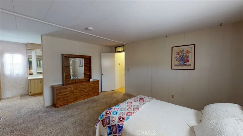 OPEN FLOOR TO MASTER BATH