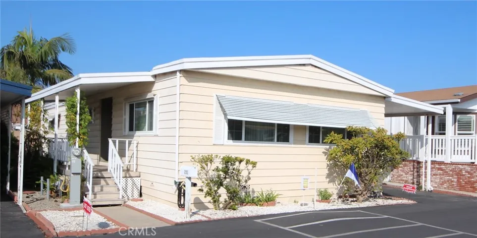 CLEAN FRONT LANDSCAPE