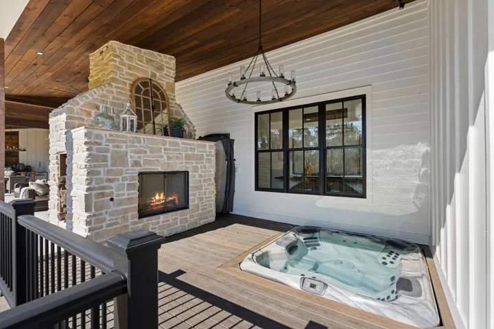 Hot Tub & Fire Place