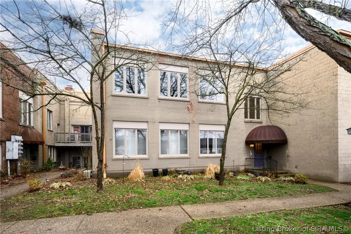 Large windows! Upstairs condo.