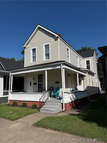 Nice covered front porch!