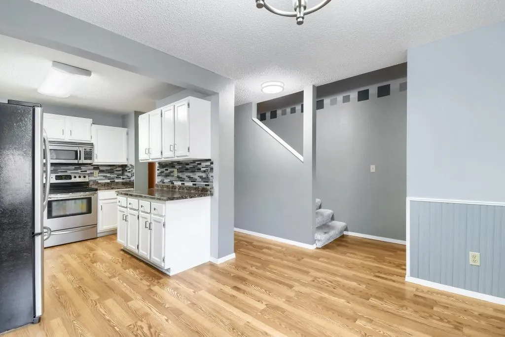 Photo 5 of 2440 Crestwood Drive