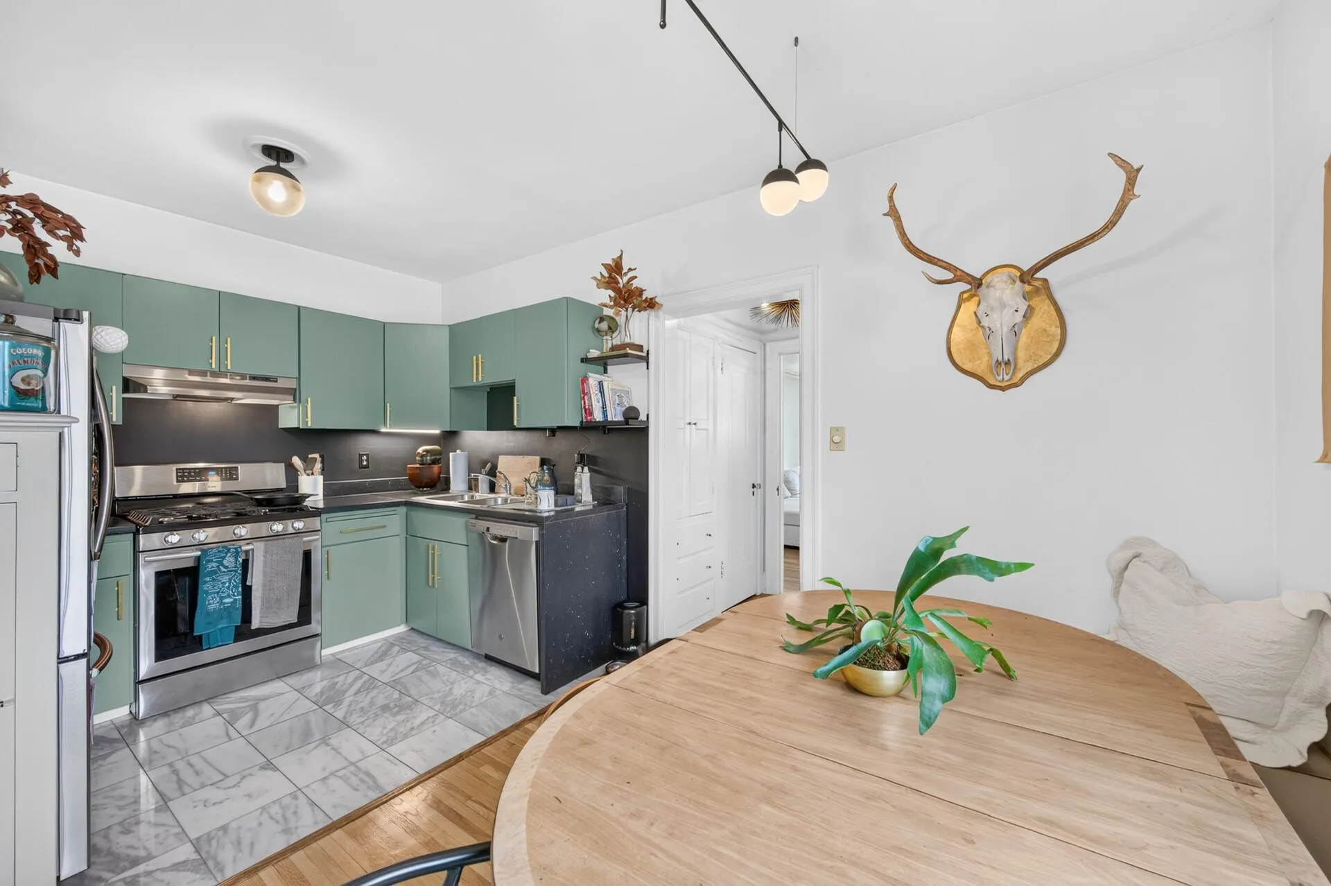 Photo 11 of 2716 Humboldt S Avenue Unit 301