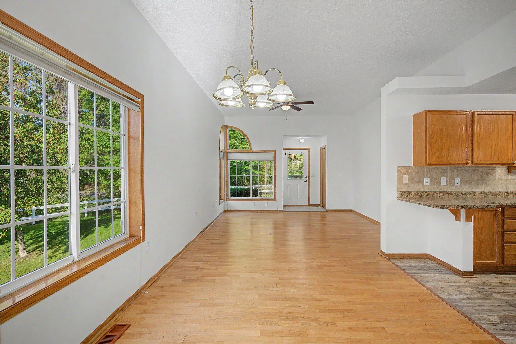 Photo 6 of 1103 N Rum River Drive