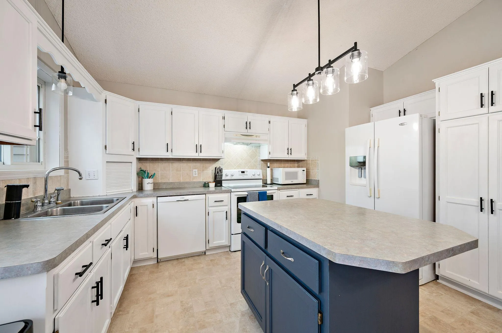 Photo 4 of 10703 Karston Ne Avenue