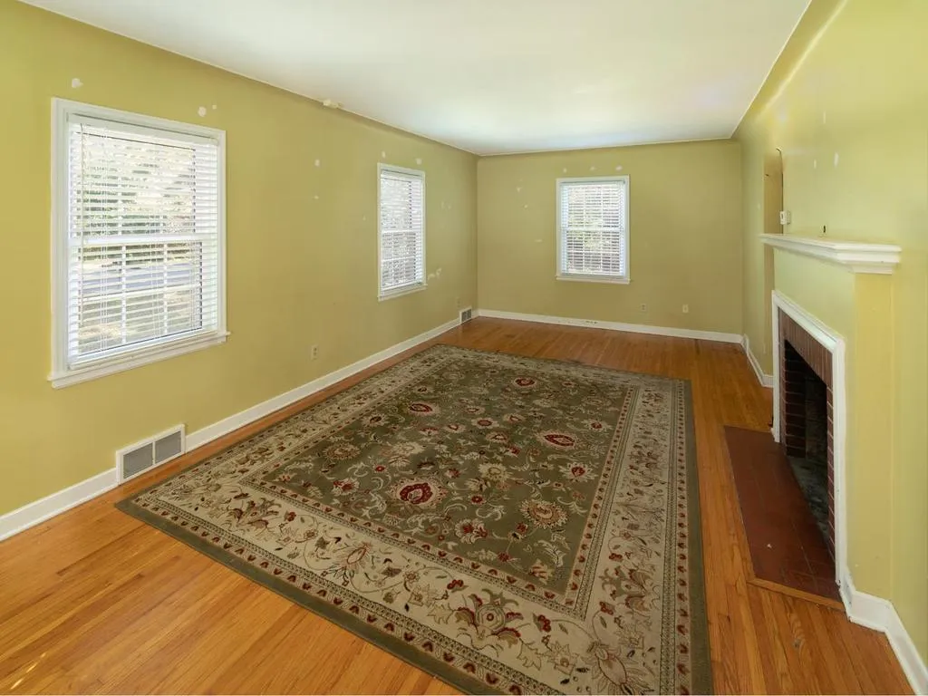 Photo 9 of 26270 Smithtown Road