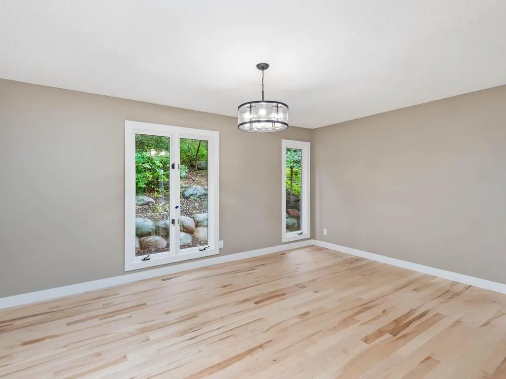 Photo 10 of 4816 Kingsdale Drive