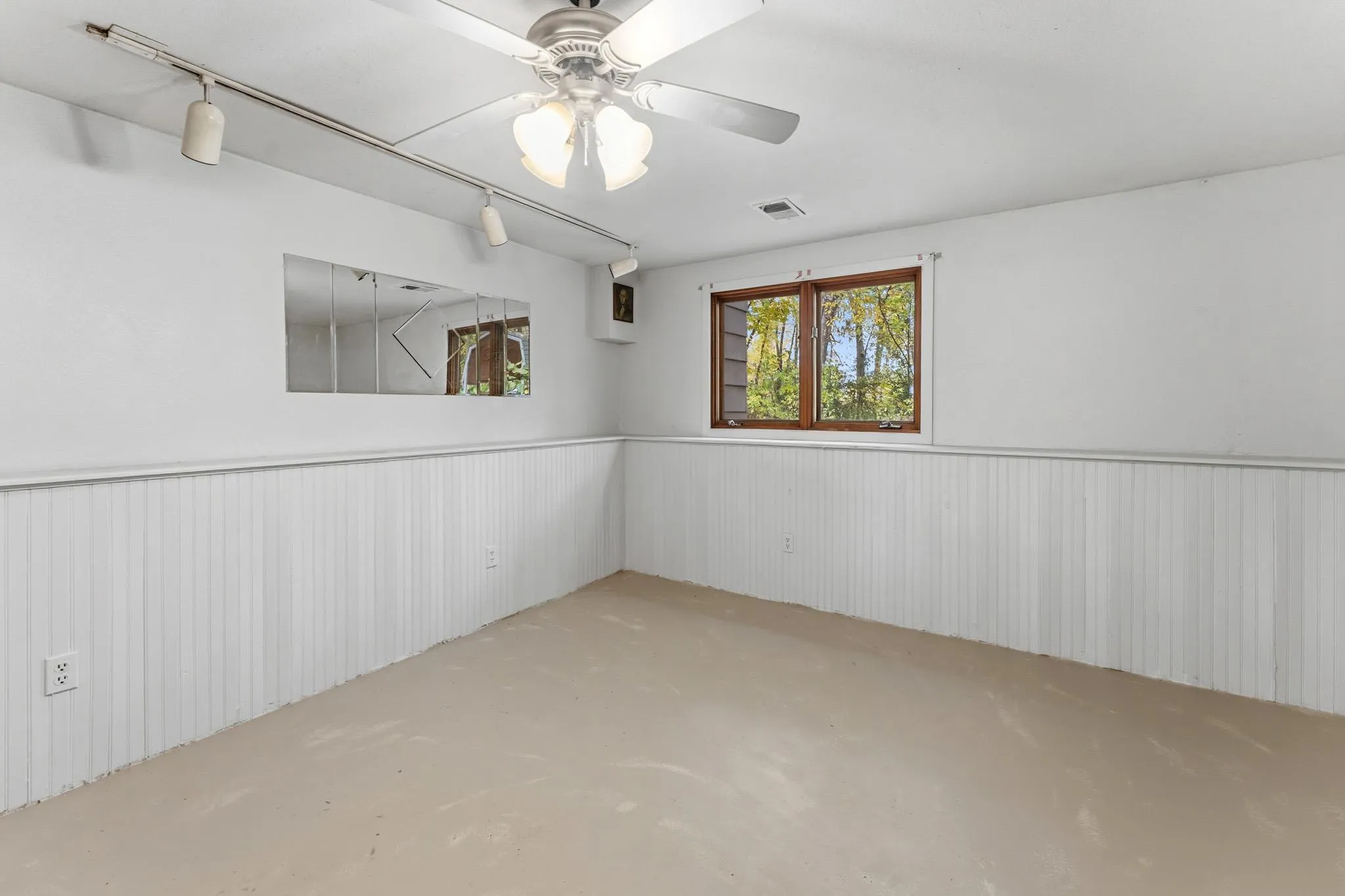 Photo 26 of 28957 Linden Avenue