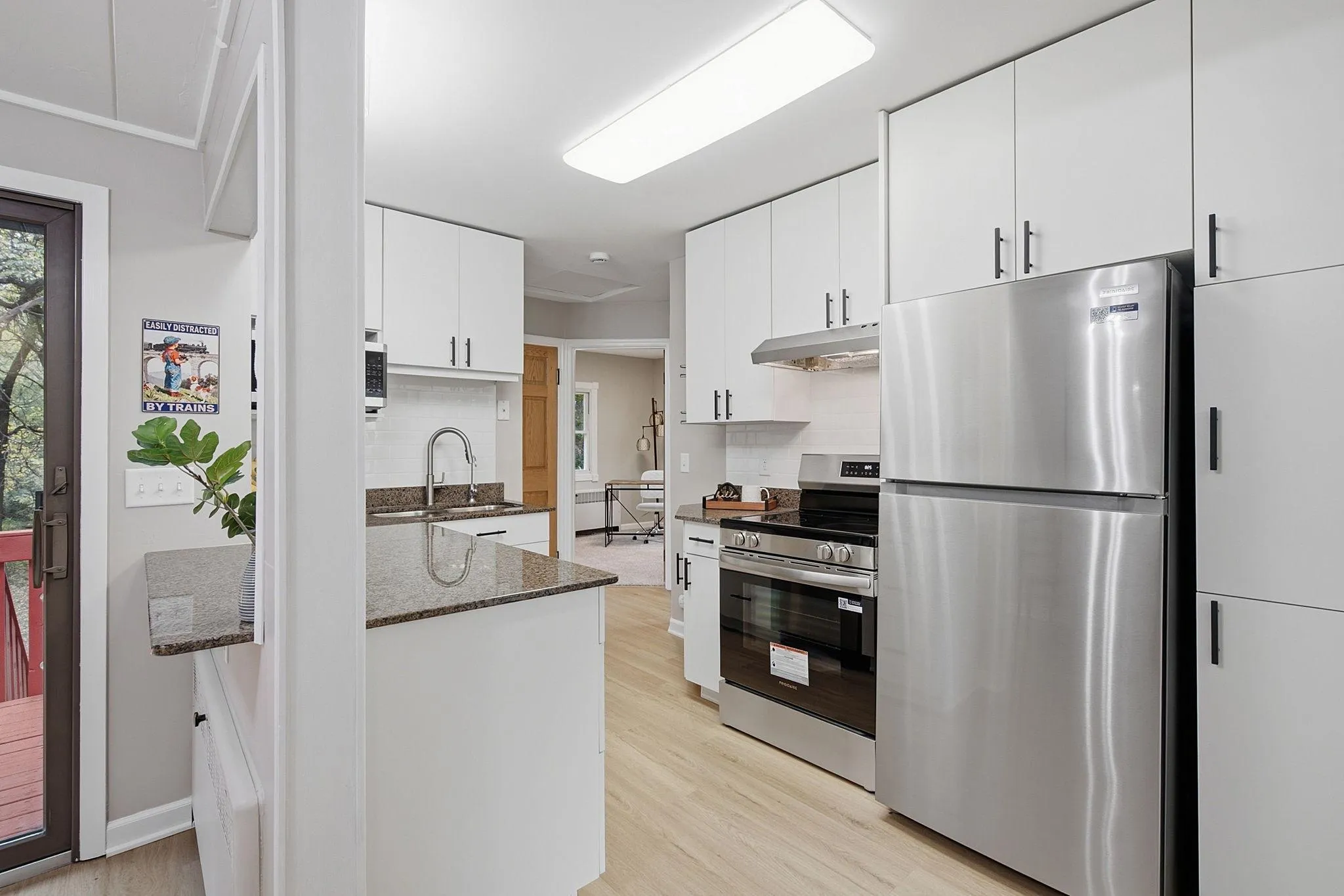 Photo 4 of 512 Hastings Avenue