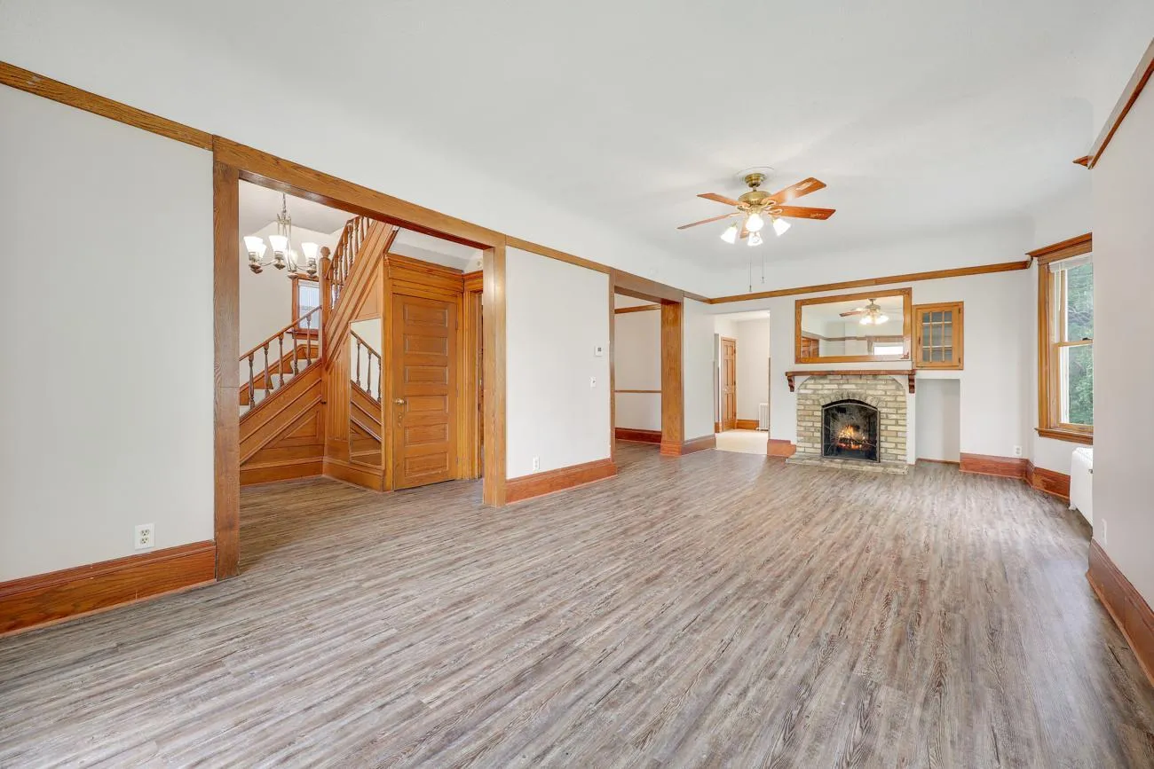 Photo 4 of 129 W 33rd Street