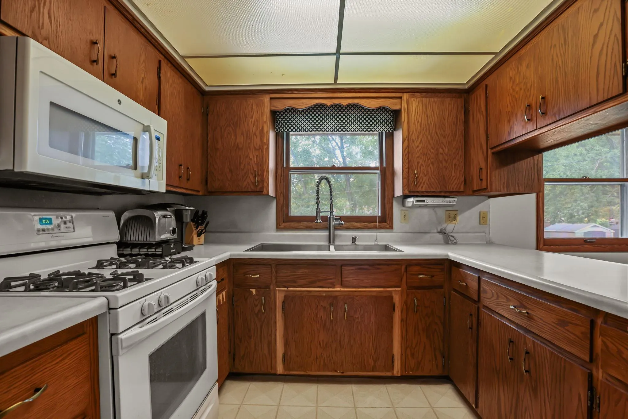 Photo 10 of 21609 Ahlstrom Avenue