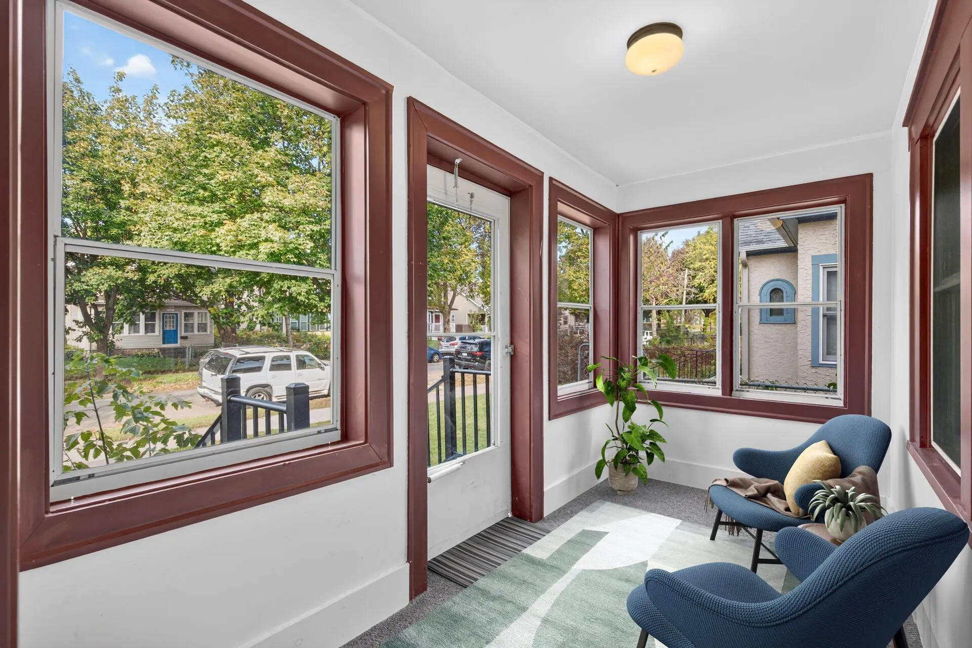 Photo 3 of 1422 Queen N Avenue