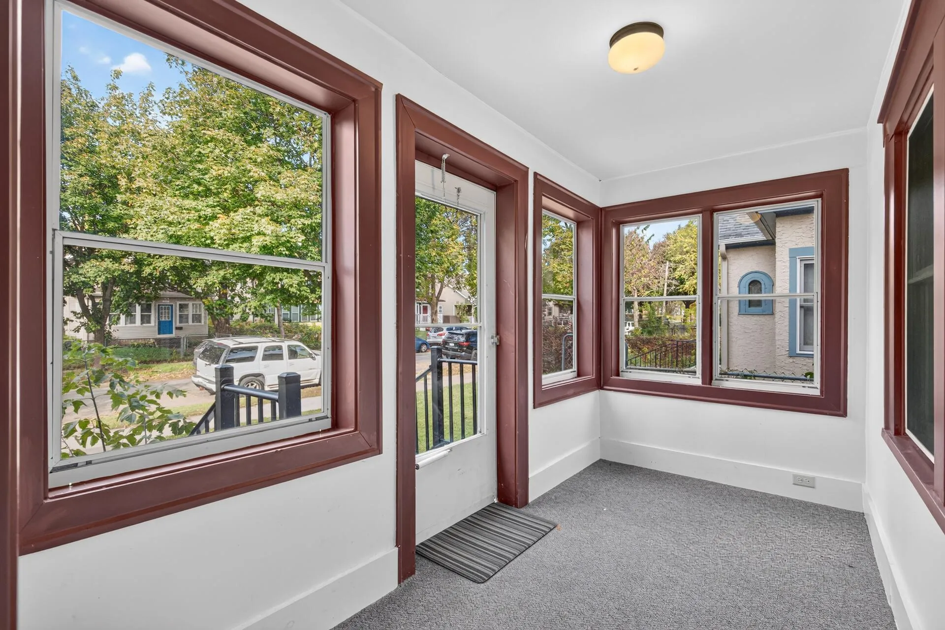 Photo 2 of 1422 Queen N Avenue