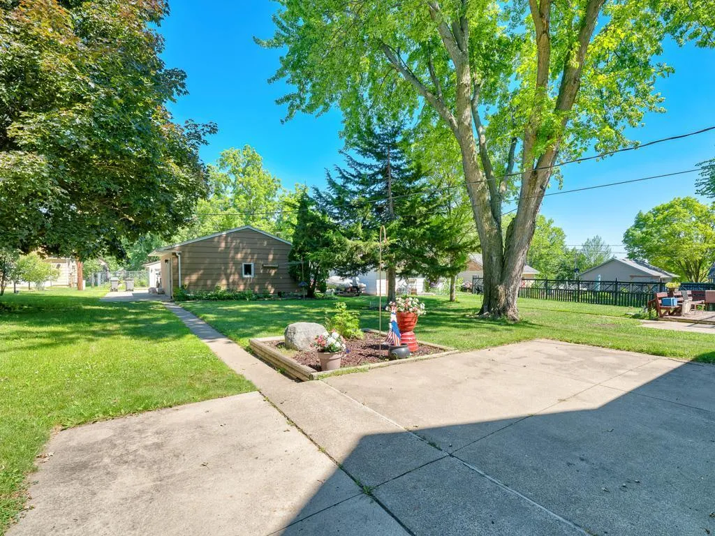 Photo 16 of 417 S Elm Street