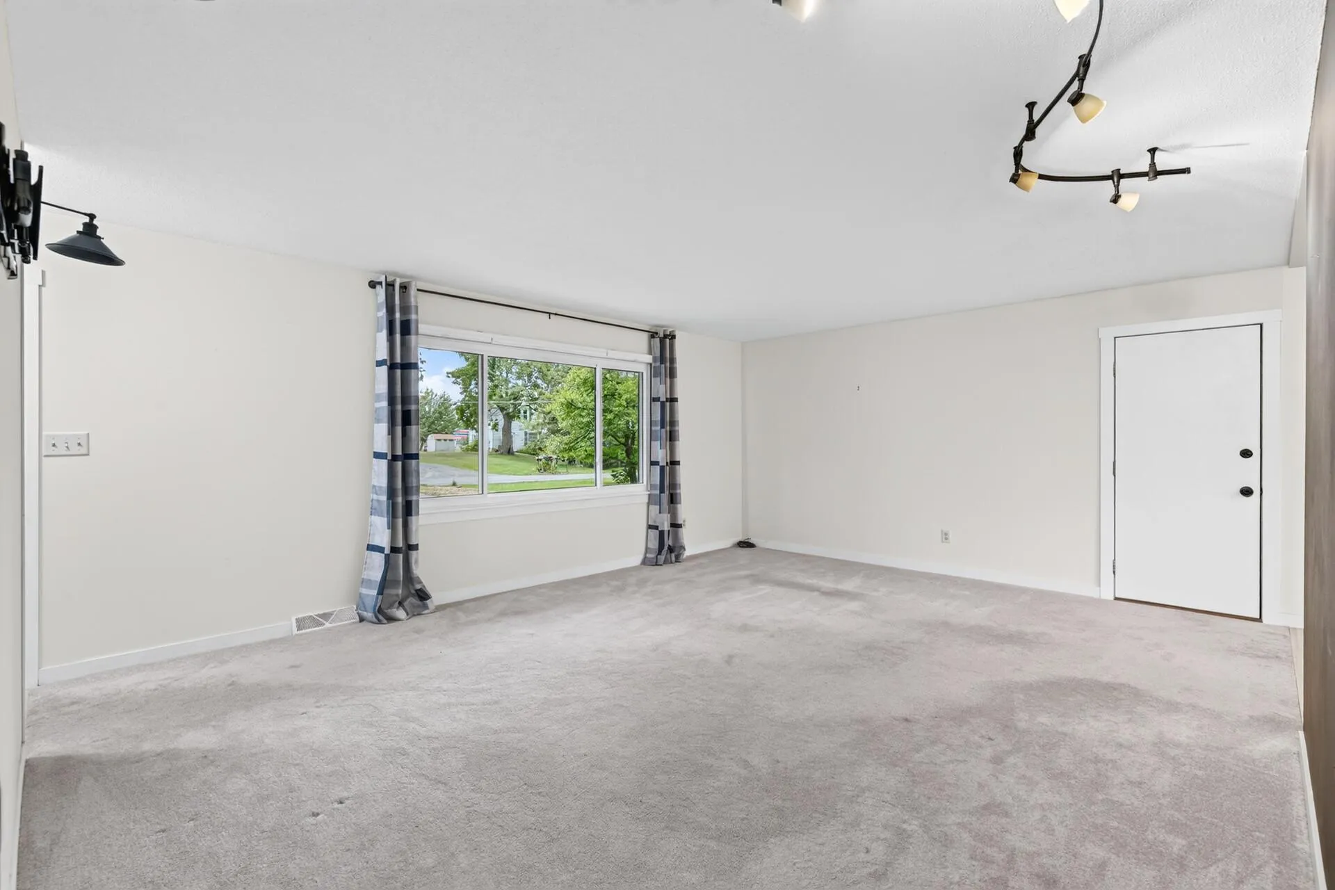 Photo 11 of 13282 Andrews Avenue