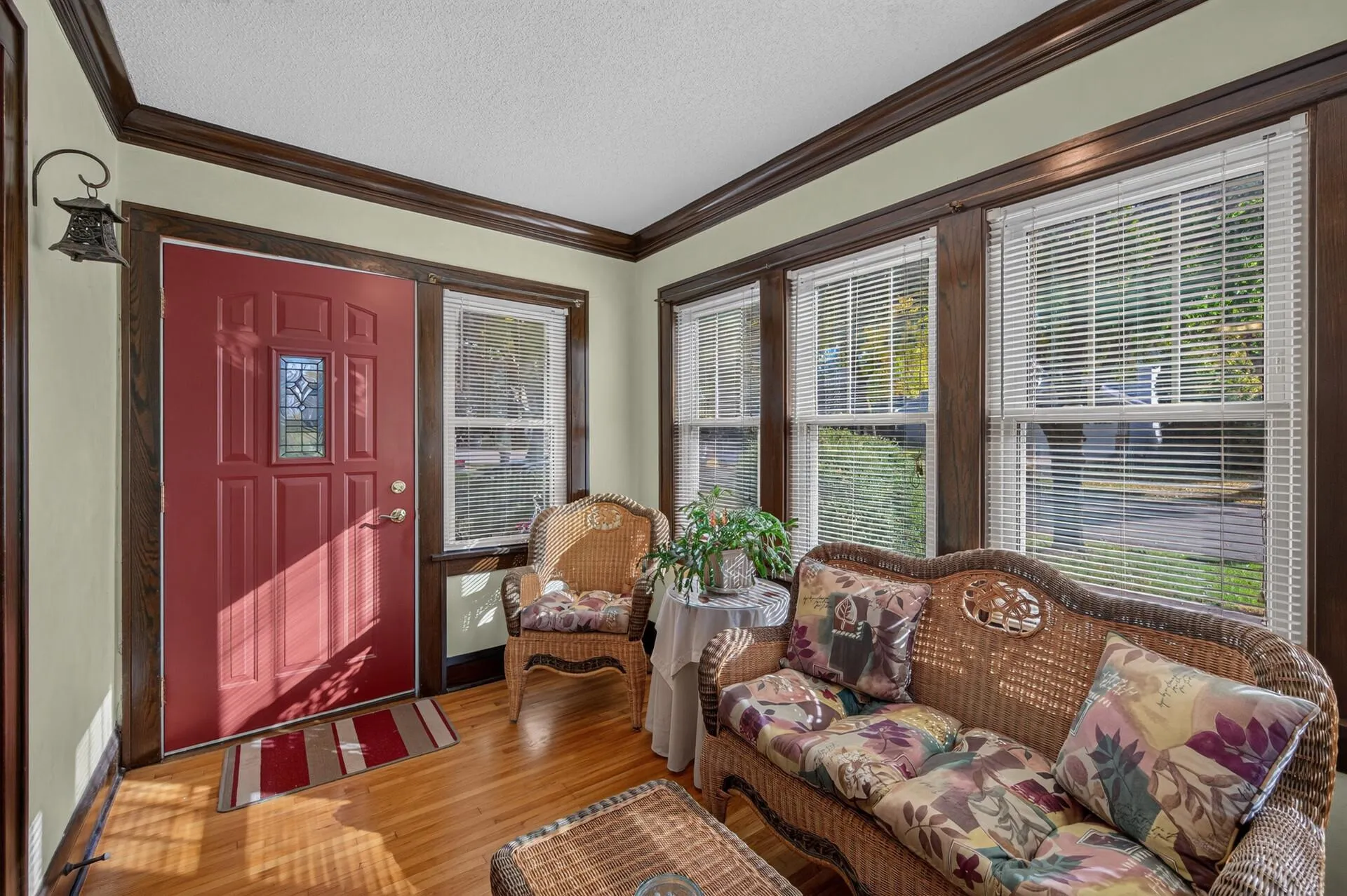 Photo 3 of 953 Hall Avenue